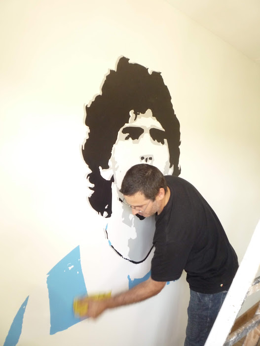 Trabajo terminado con retrato mural en una pared